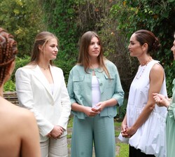 Sus Altezas Reales la Princesa de Asturias y la Infanta Doña Sofía durante la explicación por parte del grupo de jóvenes de la Generación de Arte
